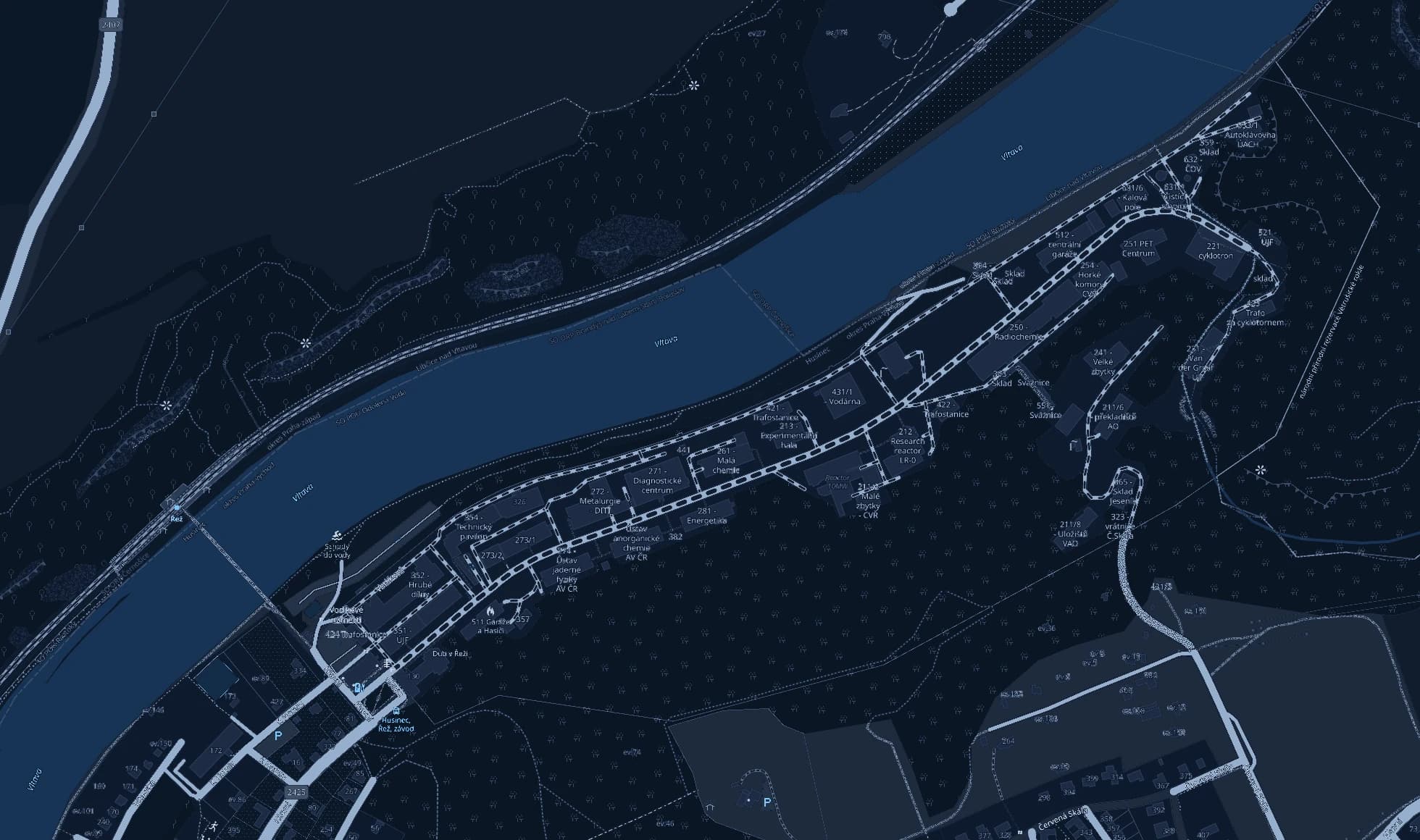 Mapa okolí areálu ÚJV Řež s vlakovou zastávkou Řež, lávkou přes Vltavu a autobusovou zastávkou